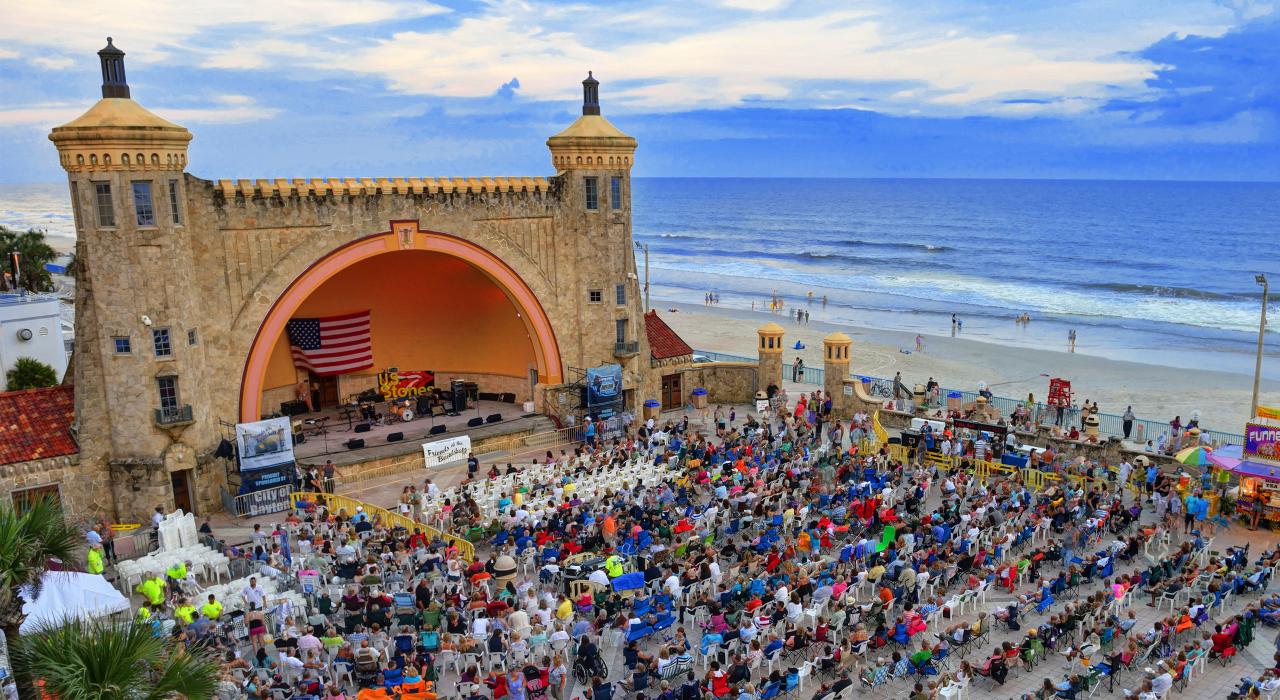 代托纳比奇户外舞台的海滨现场娱乐演出 代托纳比奇户外舞台的海滨现场娱乐演出