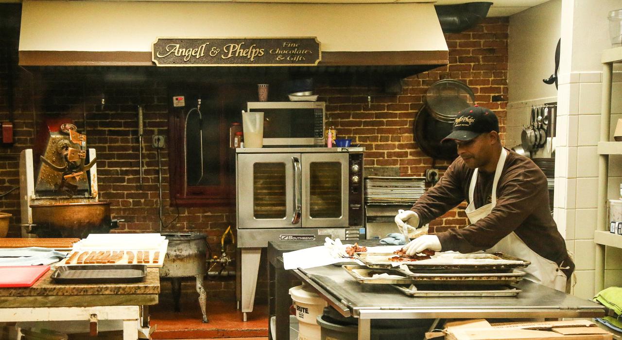 Angell & Phelps 店里的巧克力制作人员每天手工制作新鲜的优质巧克力 Angell & Phelps 店里的巧克力制作人员每天手工制作新鲜的优质巧克力