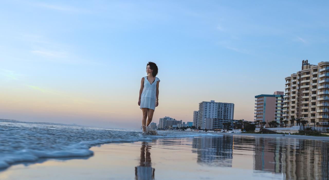 拂晓时分在代托纳比奇的沙滩上漫步 拂晓时分在代托纳比奇的沙滩上漫步