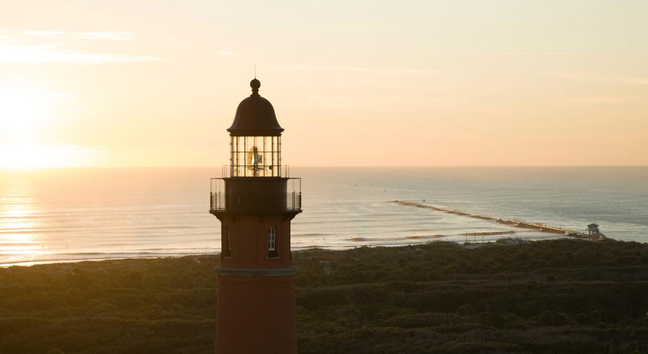 俯瞰大西洋的彭斯湾灯塔 俯瞰大西洋的彭斯湾灯塔