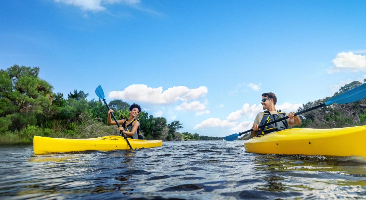 在托莫卡州立公园的托莫卡河上泛舟 在托莫卡州立公园的托莫卡河上泛舟