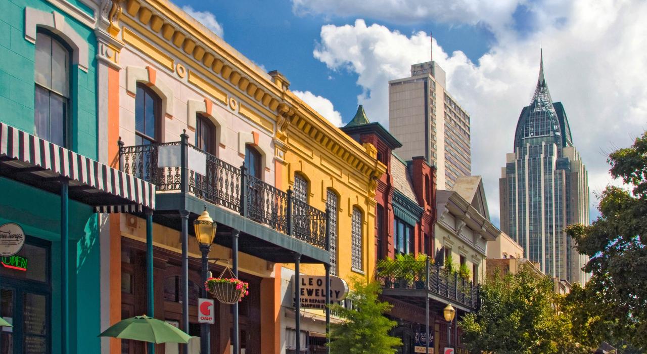 莫比尔市中心历史悠久的多芬街,色彩缤纷的建筑林立街头 莫比尔市中心历史悠久的多芬街,色彩缤纷的建筑林立街头