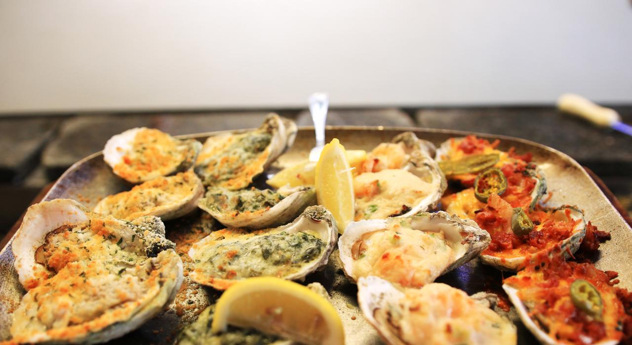 当地风味美食:新鲜美味的海湾牡蛎 当地风味美食:新鲜美味的海湾牡蛎