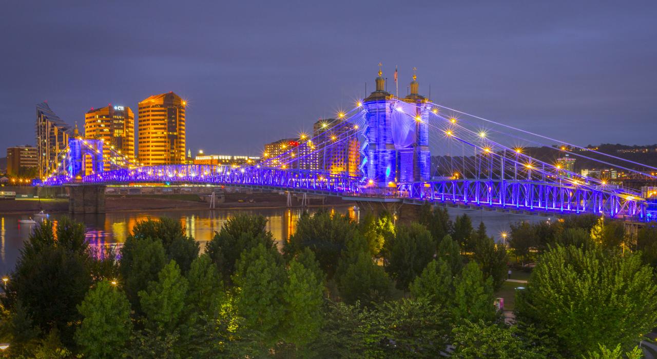 在肯塔基州卡温顿，为庆祝 BLINK Festival 音乐节，五彩缤纷的灯光将罗布林大桥装饰一新