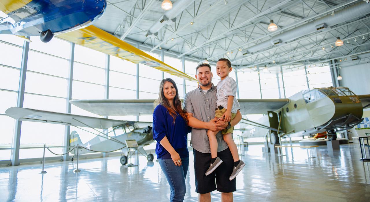 在沉默翅膀博物馆观赏年代久远的老式飞机 在沉默翅膀博物馆观赏年代久远的老式飞机