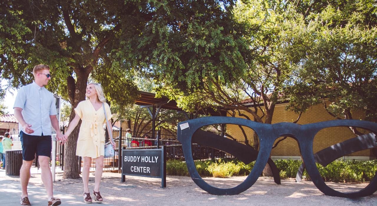 巴迪·霍利中心外奇思妙想的雕塑,刻画了歌手巴迪·霍利标志性的眼镜 巴迪·霍利中心外奇思妙想的雕塑,刻画了歌手巴迪·霍利标志性的眼镜