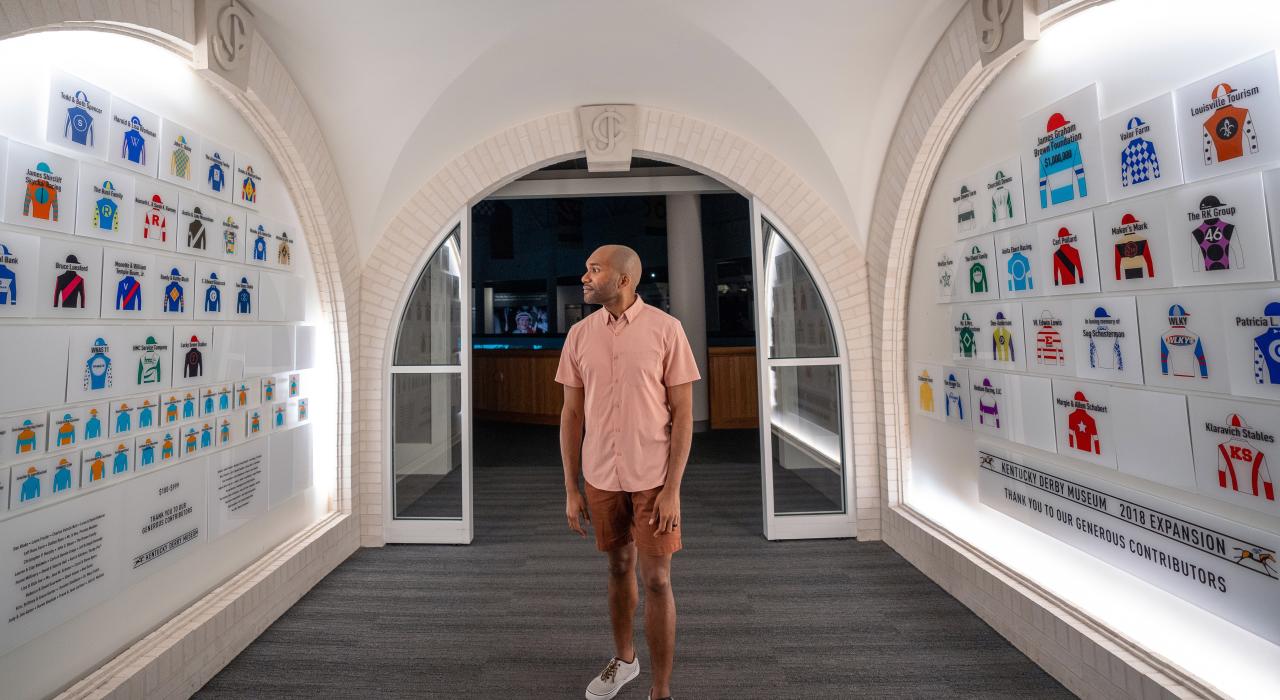 在肯塔基州路易维尔肯塔基赛马博物馆 (Kentucky Derby Museum) 观看展览 在肯塔基州路易维尔肯塔基赛马博物馆 (Kentucky Derby Museum) 观看展览