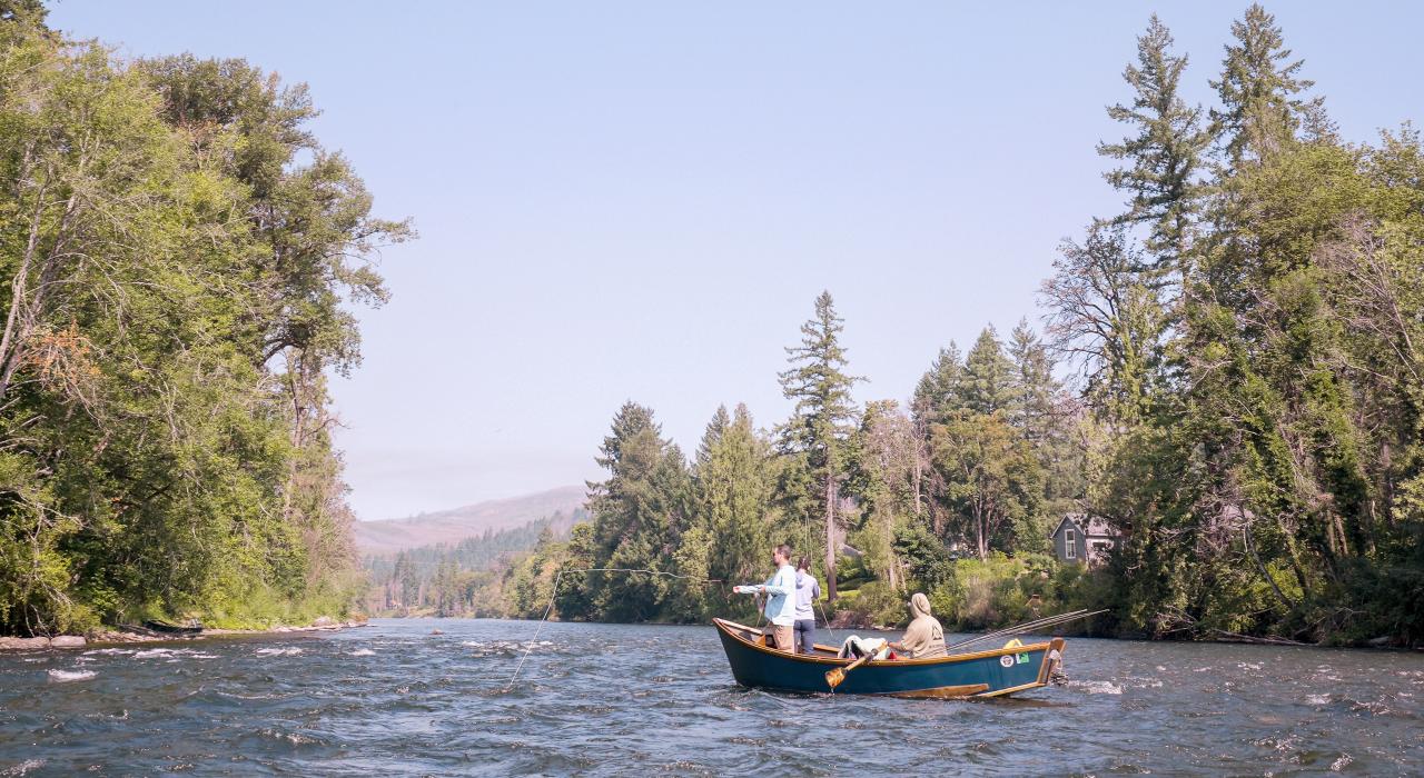 在俄勒冈州尤金附近的麦肯锡河畔体验飞钓