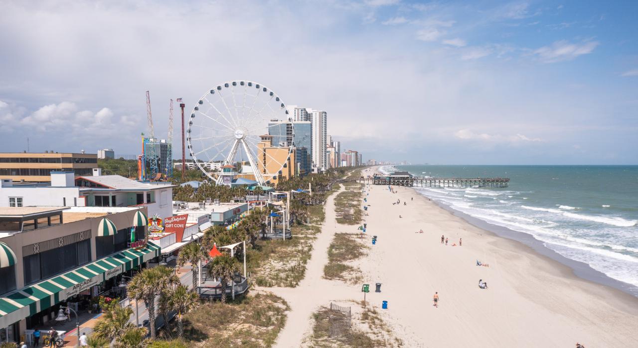 在南卡罗来纳州美特尔海滩的海滨栈道和步行街中度过美好一天