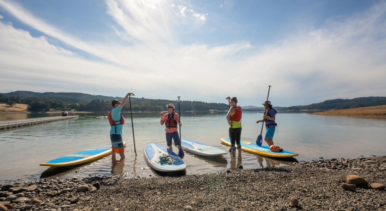 在俄勒冈州希尔斯伯勒亨利哈格湖体验立式桨板冲浪