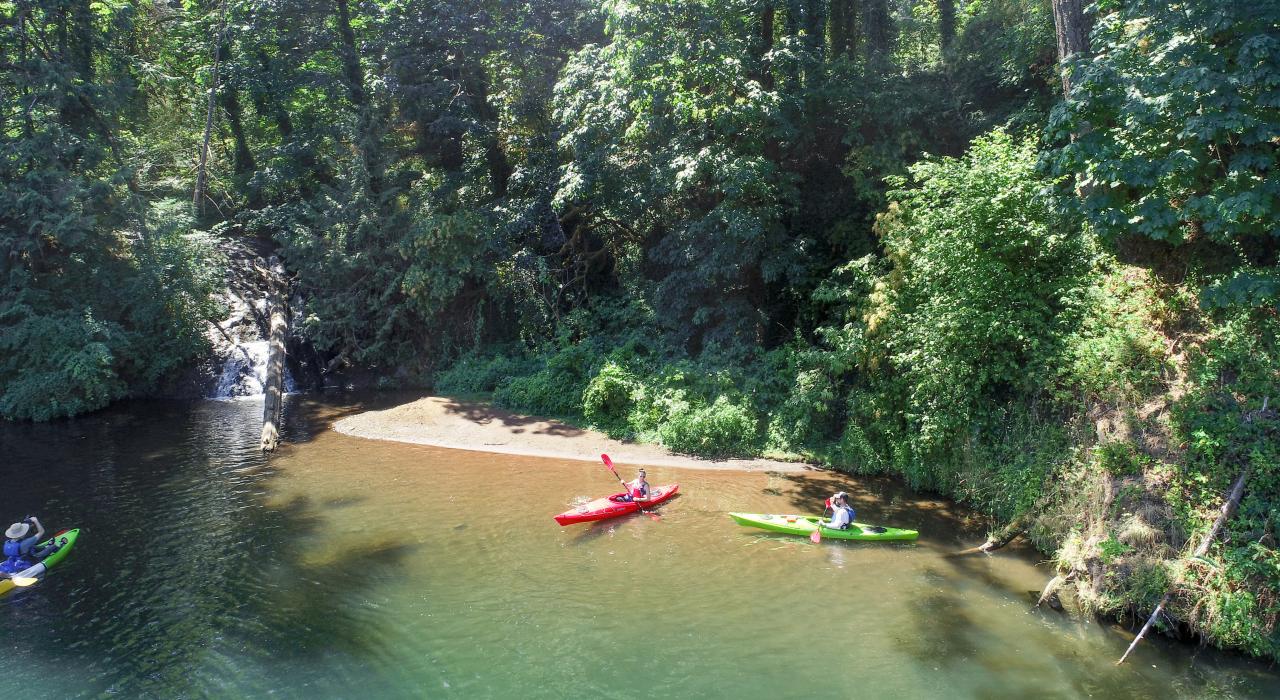 在俄勒冈州埃斯塔卡达小镇附近的克拉克马斯河上泛舟，度过惬意舒适的一天