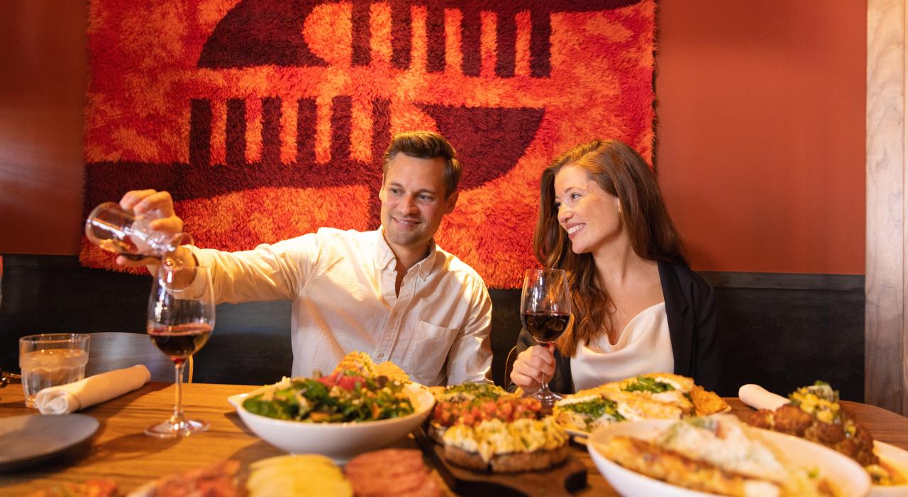 在 Postino Wine Bar 餐厅享用现代意大利美食