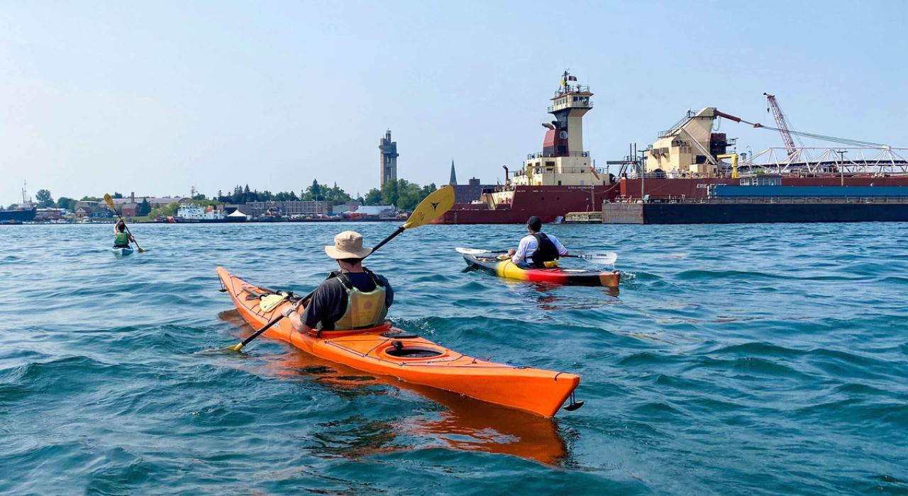 圣玛丽河上的皮划艇爱好者正在靠近苏水闸附近