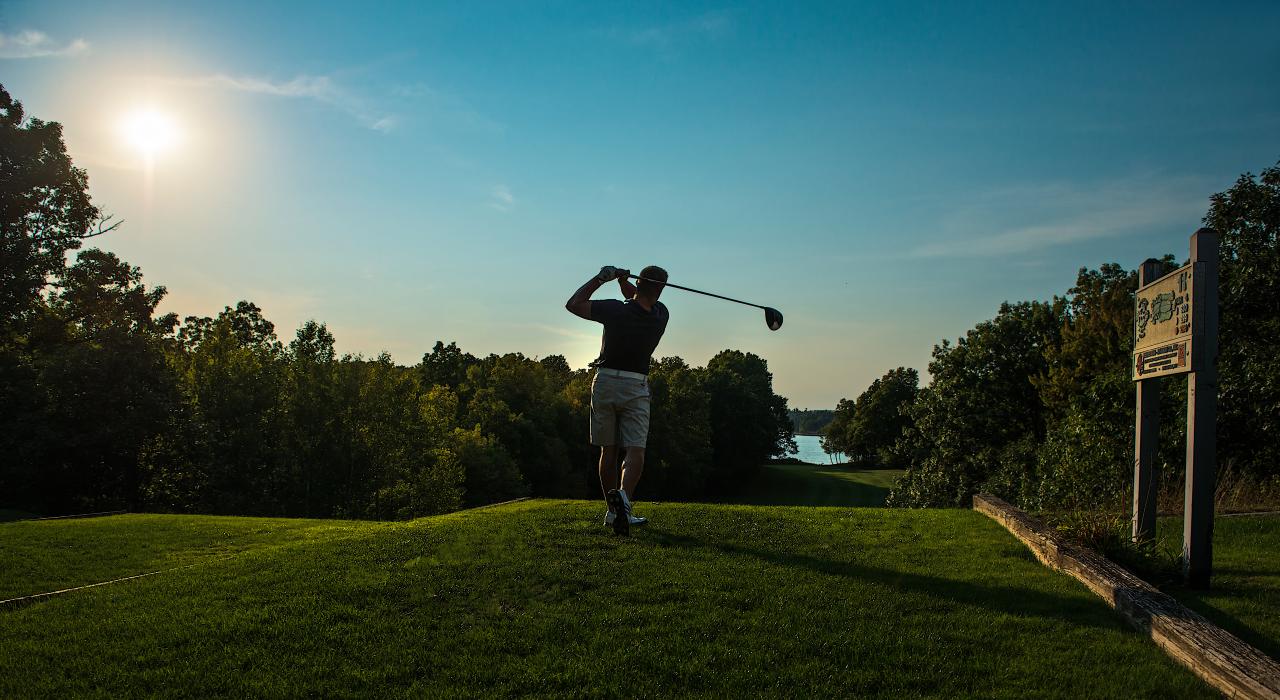 在马塞纳高尔夫乡村俱乐部球场挥杆,享受美好的一天 在马塞纳高尔夫乡村俱乐部球场挥杆,享受美好的一天