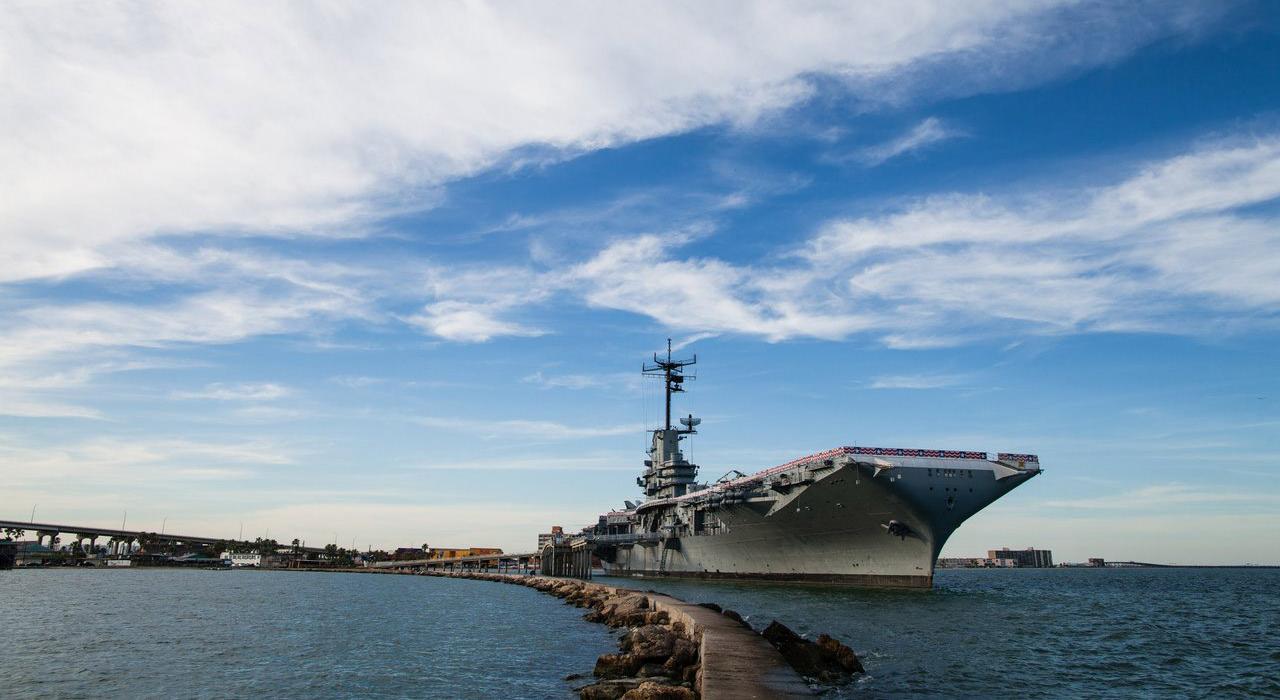 雄伟的列克星敦号航空母舰 (USS Lexington) 矗立在科珀斯克里斯蒂海湾 雄伟的列克星敦号航空母舰 (USS Lexington) 矗立在科珀斯克里斯蒂海湾