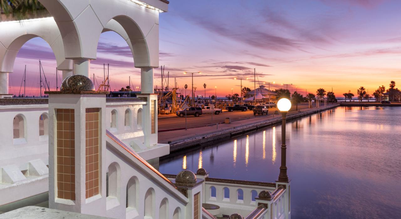 科珀斯克里斯蒂市区海堤 (Corpus Christi Downtown Seawall) 将游客迎入迷人的科珀斯克里斯蒂海湾 科珀斯克里斯蒂市区海堤 (Corpus Christi Downtown Seawall) 将游客迎入迷人的科珀斯克里斯蒂海湾