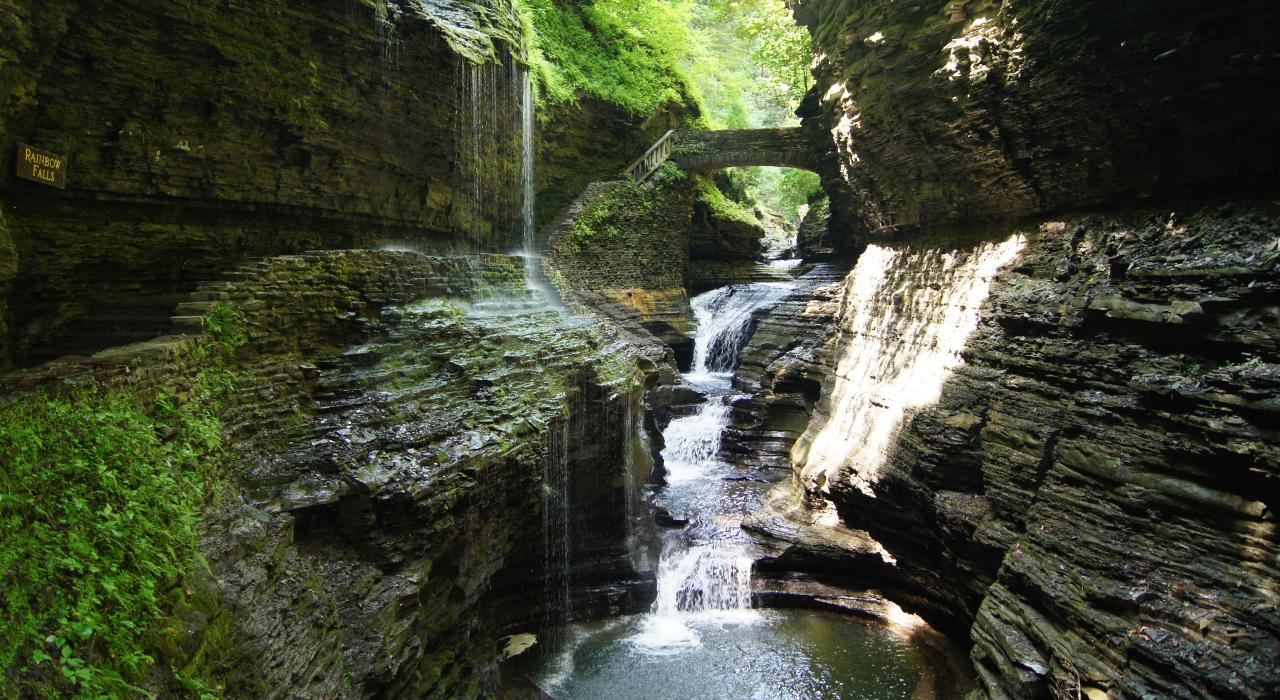 沃特金斯峡谷州立公园内秀丽的 Rainbow Falls 瀑布 沃特金斯峡谷州立公园内秀丽的 Rainbow Falls 瀑布