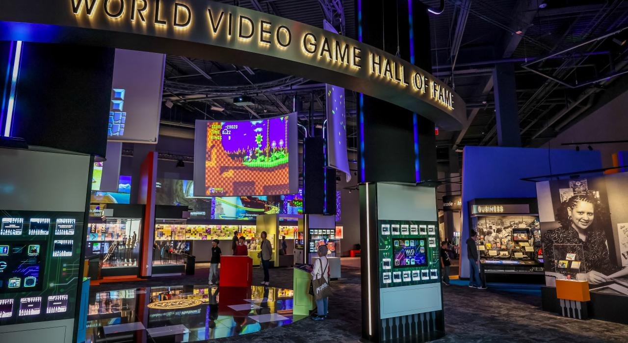 在斯特朗国家玩具博物馆的全球电子游戏名人堂内，探究电子游戏的历史