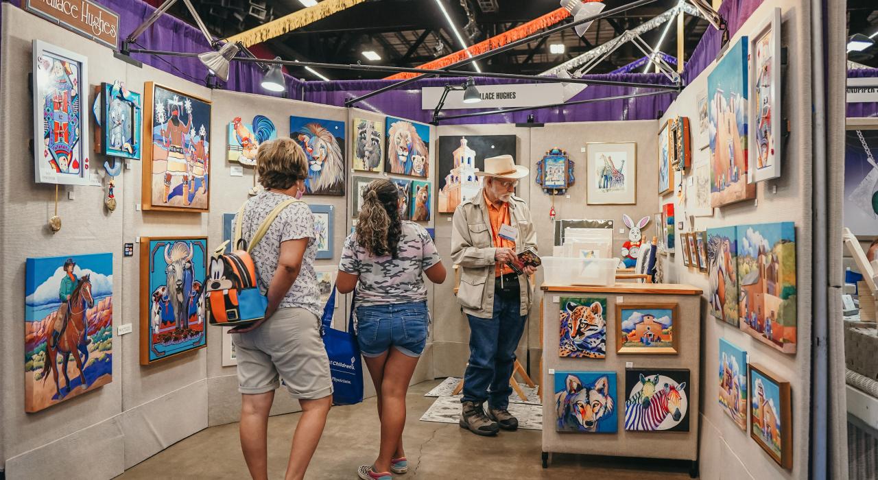 在一年一度的卢伯克艺术节上浏览当地艺术品 在一年一度的卢伯克艺术节上浏览当地艺术品
