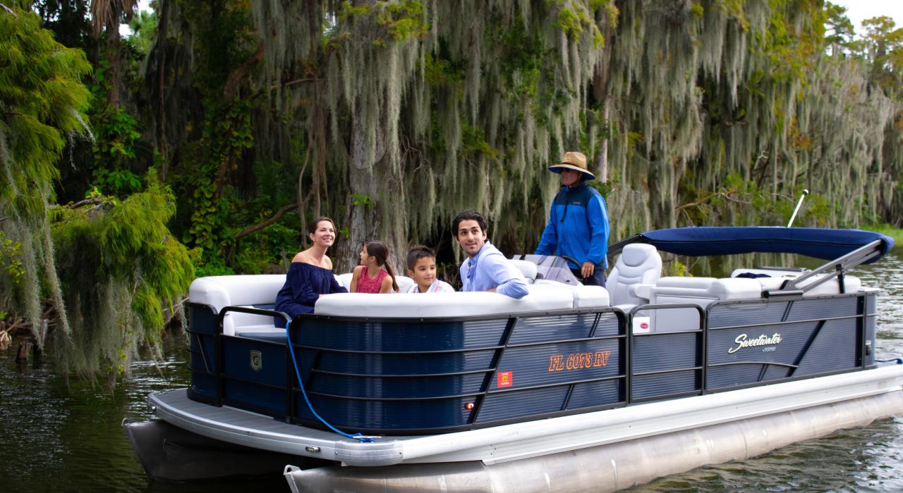 在链湖泛舟游玩