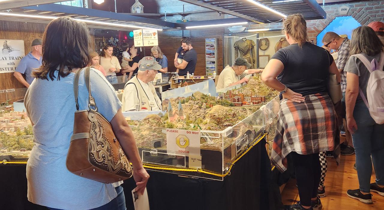 在德克萨斯州汤博尔的汤博尔火车站遗址广场欣赏火车模型