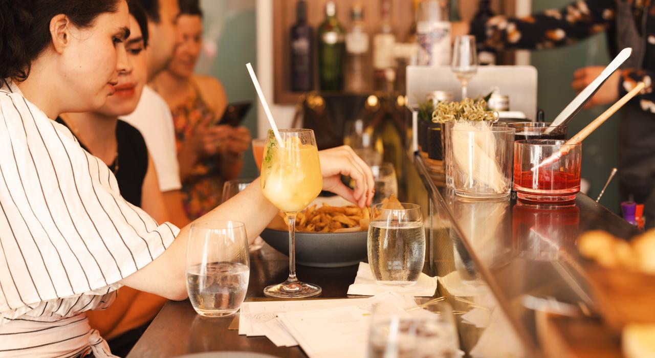 在 Clementine Cocktail Bar 酒吧,享受欢乐时光 在 Clementine Cocktail Bar 酒吧,享受欢乐时光