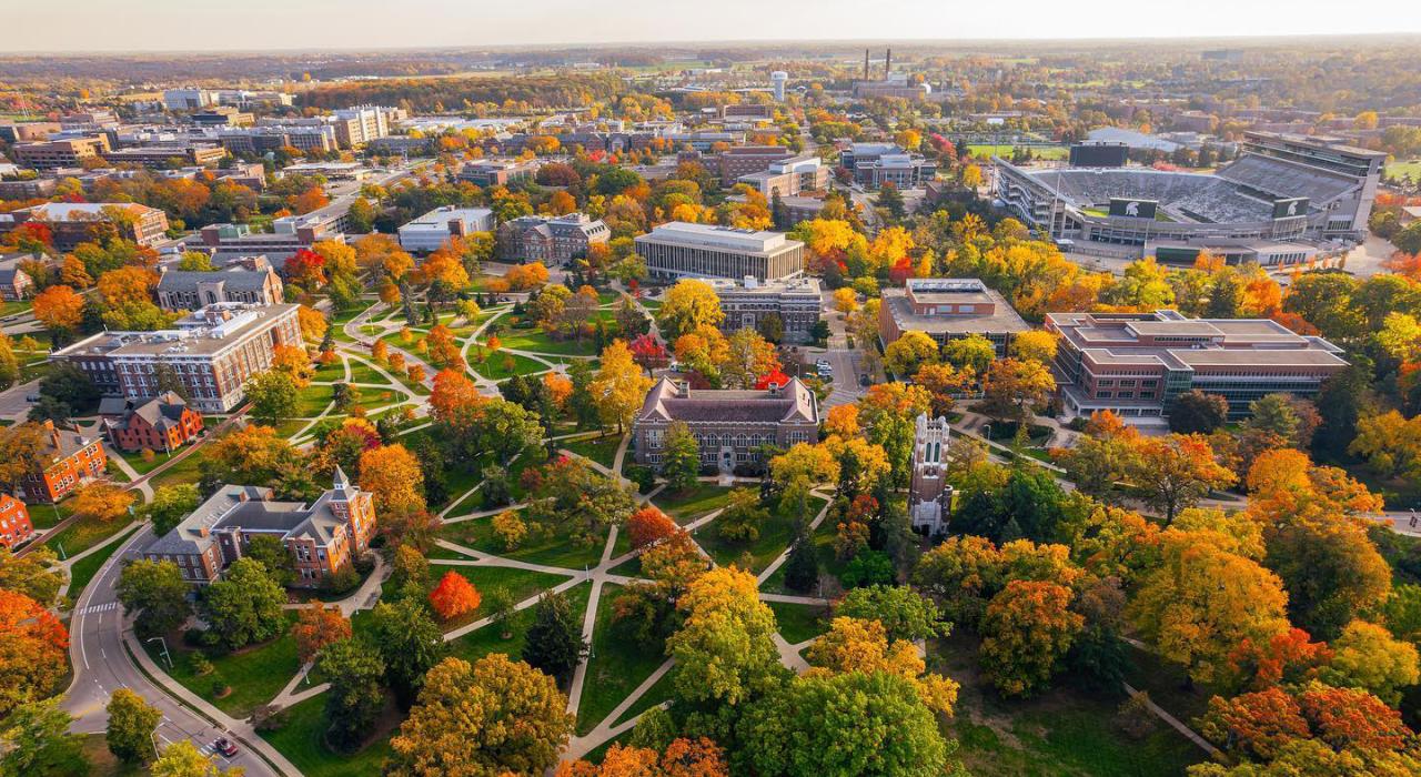 生机勃勃的秋叶点缀着密西根州立大学校园