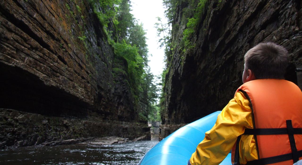 在奥萨布尔峡谷 (Ausable Chasm) 耸立的砂岩峭壁间漂流 在奥萨布尔峡谷 (Ausable Chasm) 耸立的砂岩峭壁间漂流