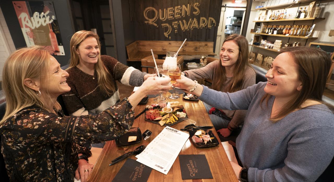 在 Queen’s Reward Meadery 蜂蜜酒厂，品尝当地手工美酒