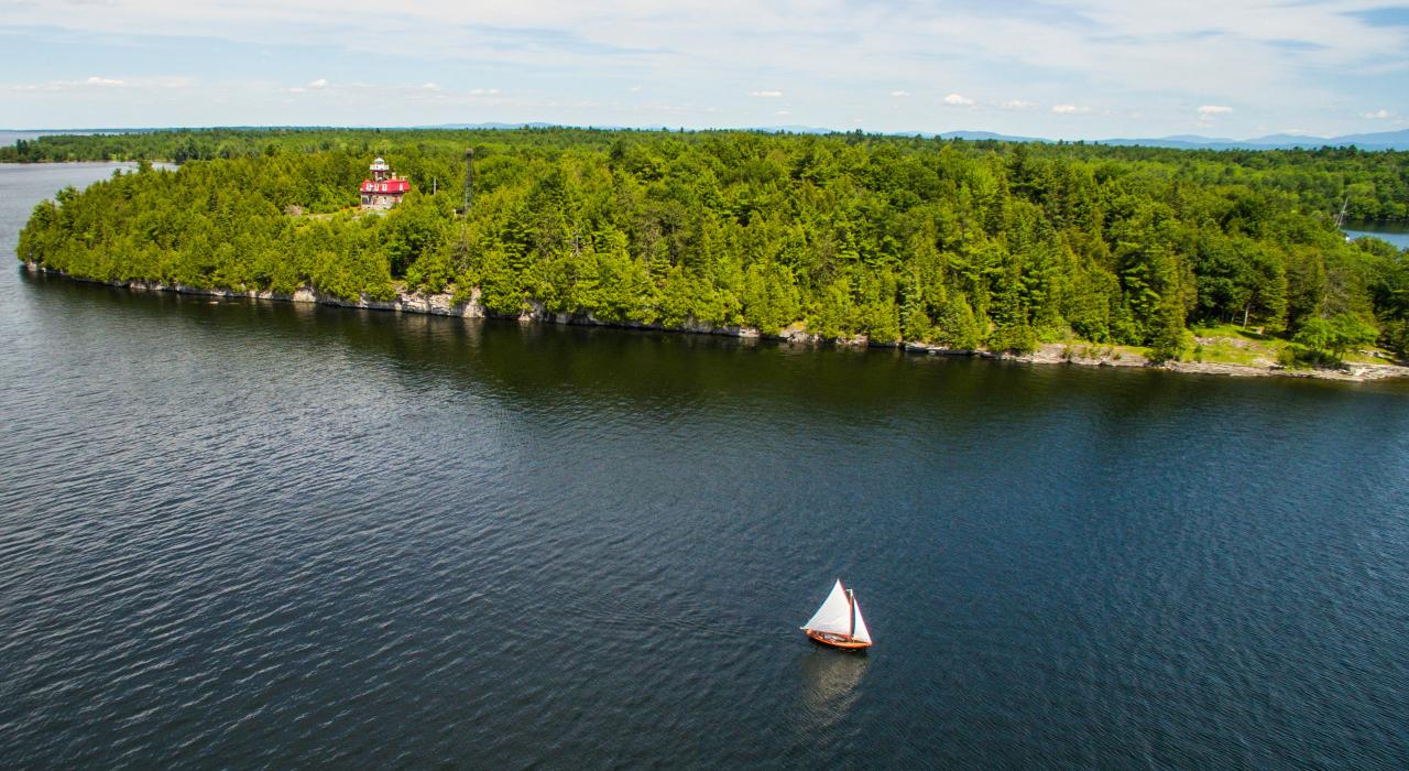 阿迪朗达克海岸 (Adirondack Coast) 附近瓦尔库尔岛 (Valcour Island) 的鸟瞰图 阿迪朗达克海岸 (Adirondack Coast) 附近瓦尔库尔岛 (Valcour Island) 的鸟瞰图