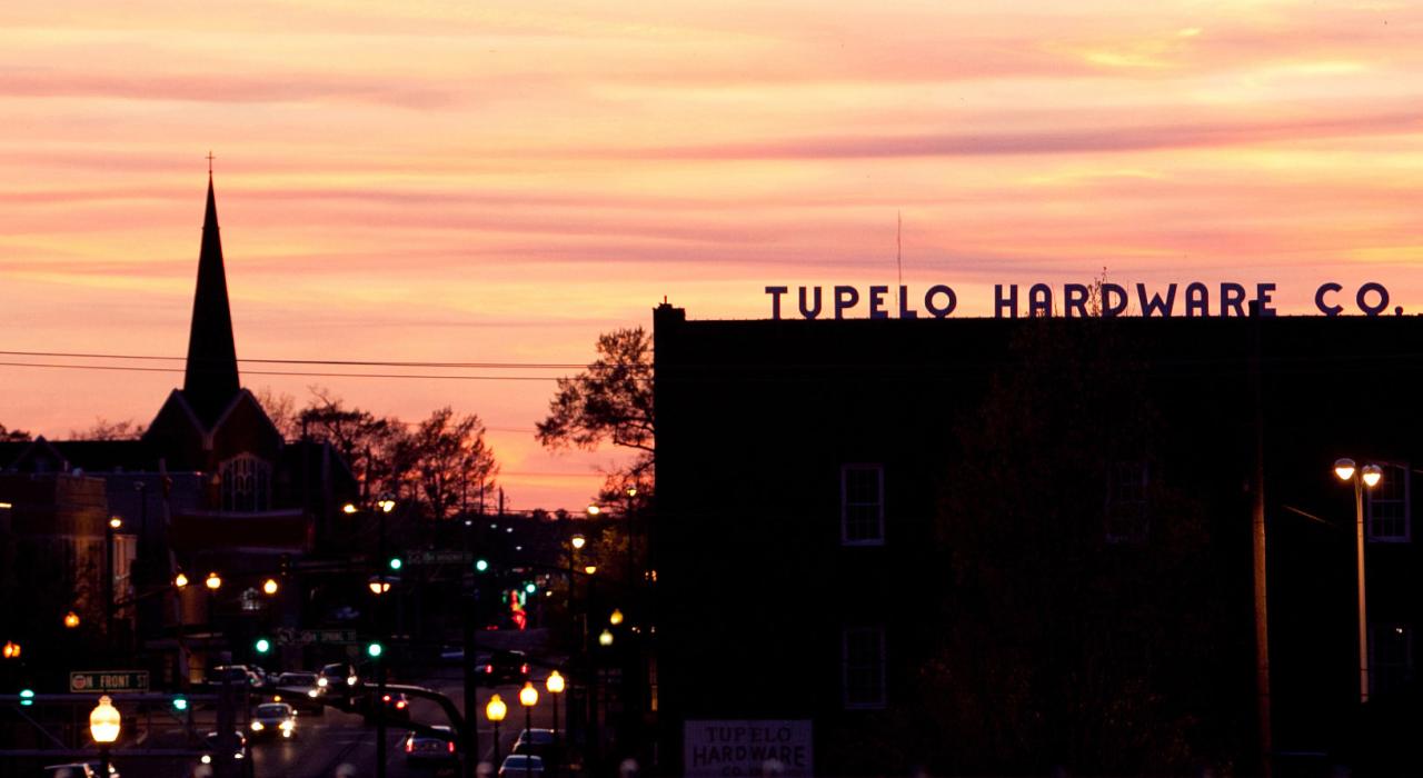在 Tupelo Hardware Company 器具店和图珀洛市区，日落绚烂无比