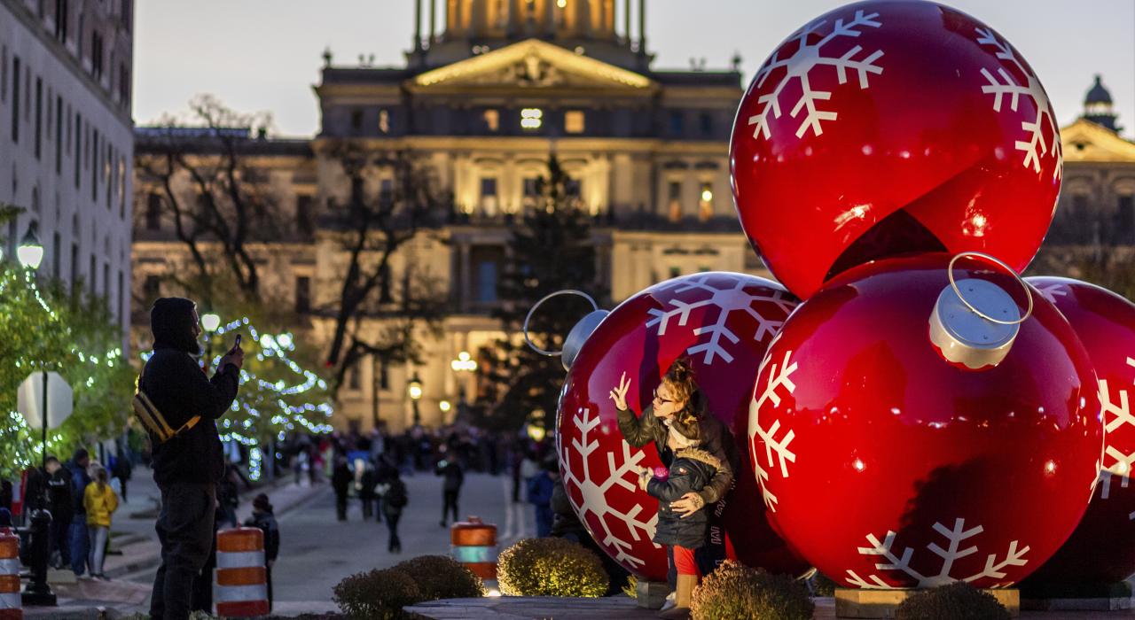 在议会大厦外与五彩缤纷的节日装饰拍照留念