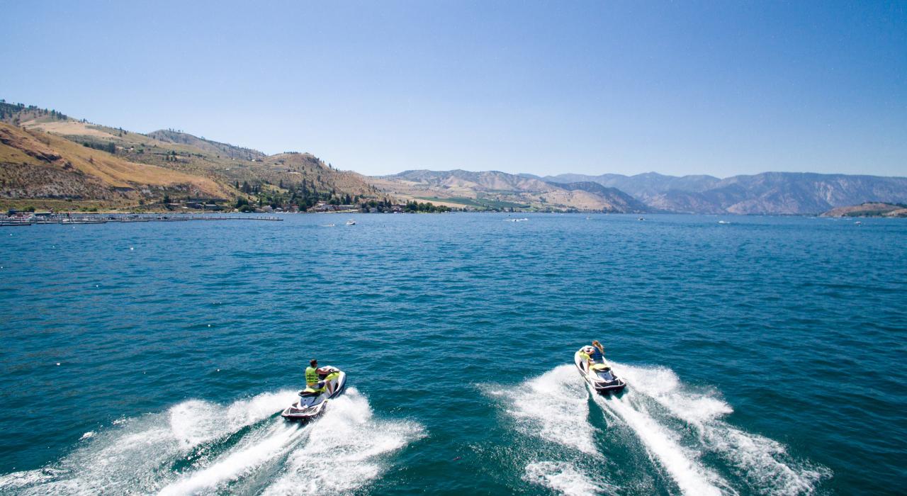 在华盛顿州奇兰湖,骑乘水上摩托 在华盛顿州奇兰湖,骑乘水上摩托