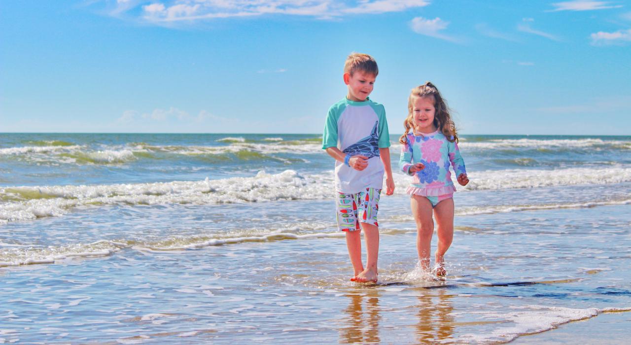 在德克萨斯州布拉佐斯波特的海滩上漫步 在德克萨斯州布拉佐斯波特的海滩上漫步