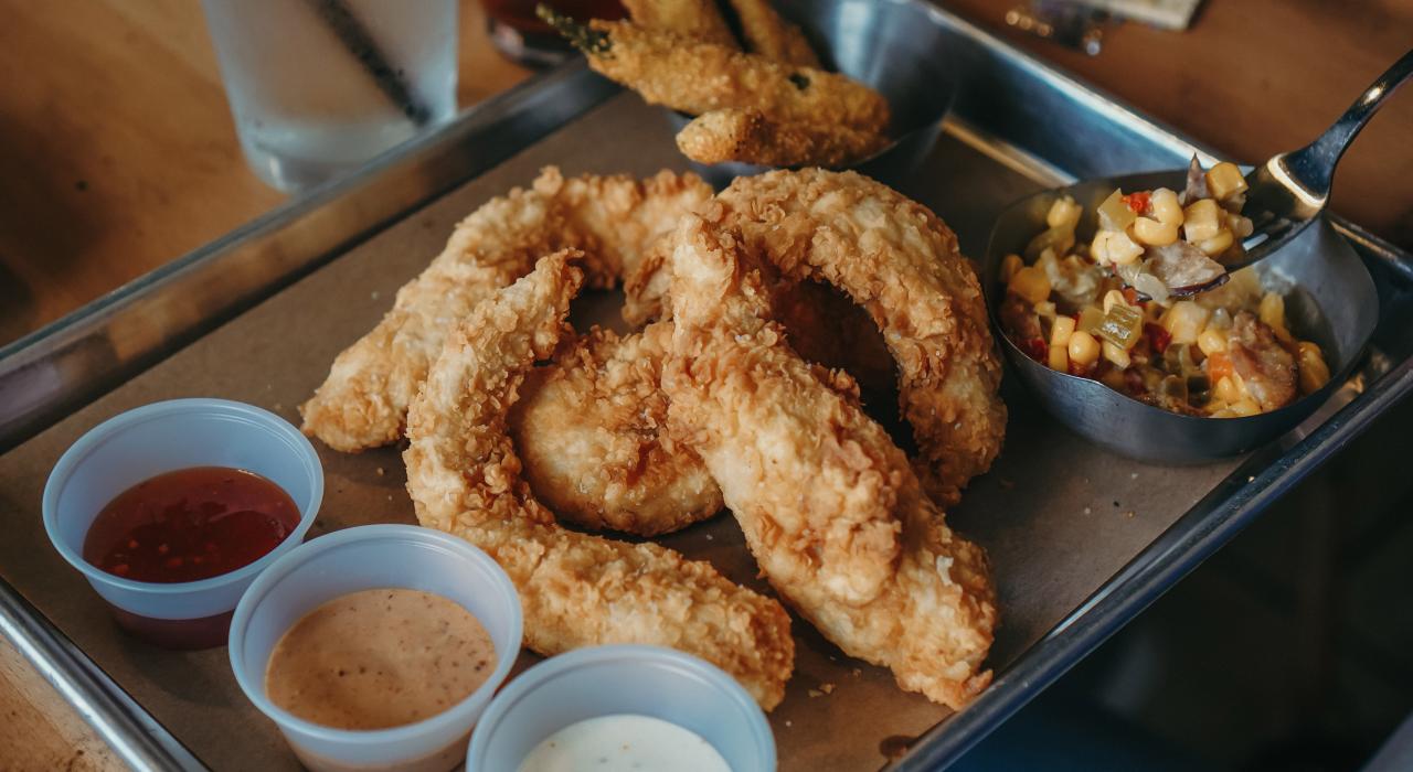 当地餐厅 Dirk's 呈上其远近驰名的炸鸡 当地餐厅 Dirk's 呈上其远近驰名的炸鸡