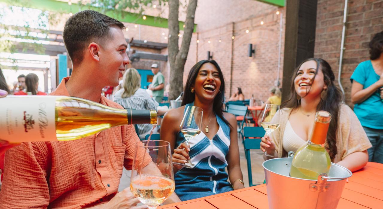 在 McPherson Cellars 酿酒厂的露台上品味当地佳酿 在 McPherson Cellars 酿酒厂的露台上品味当地佳酿