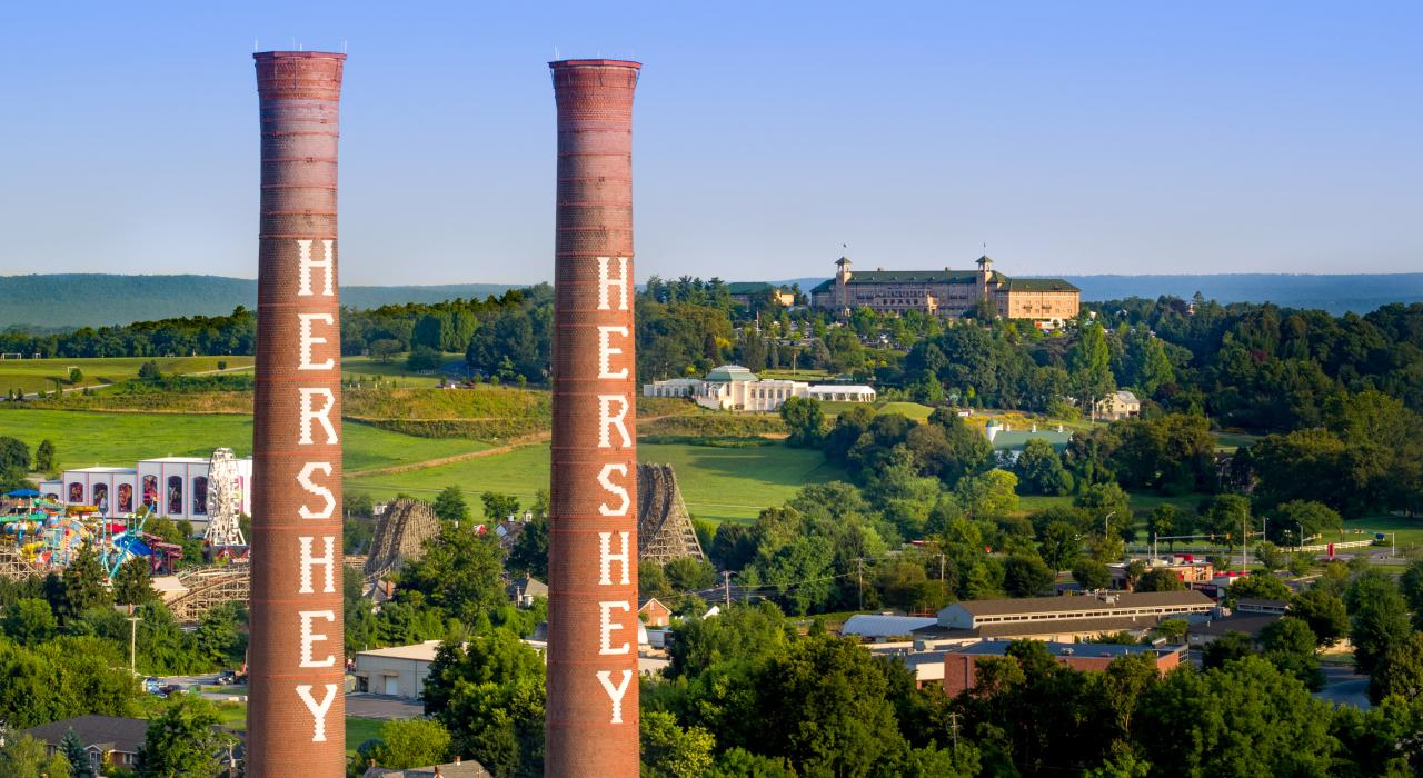 在宾夕法尼亚州赫尔希，历史悠久的好时巧克力工厂烟囱高高耸立