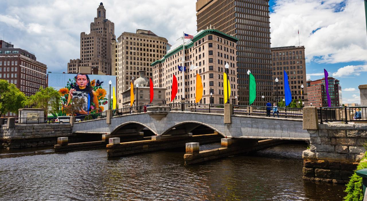 阳光明媚,河滨步道风景秀丽 阳光明媚,河滨步道风景秀丽