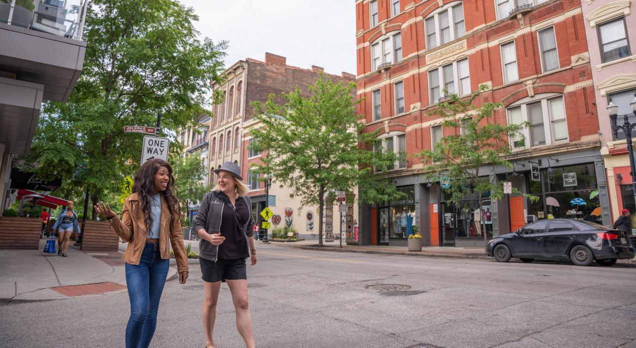 徒步游览俄亥俄州辛辛那提历史悠久的越莱茵河街区 徒步游览俄亥俄州辛辛那提历史悠久的越莱茵河街区