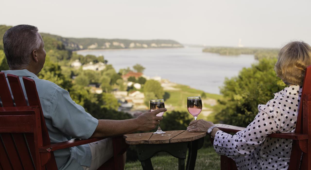 伊利诺伊州格拉夫顿大河国家风景道路汇合点的 Tara Point Inn 酒店 伊利诺伊州格拉夫顿大河国家风景道路汇合点的 Tara Point Inn 酒店