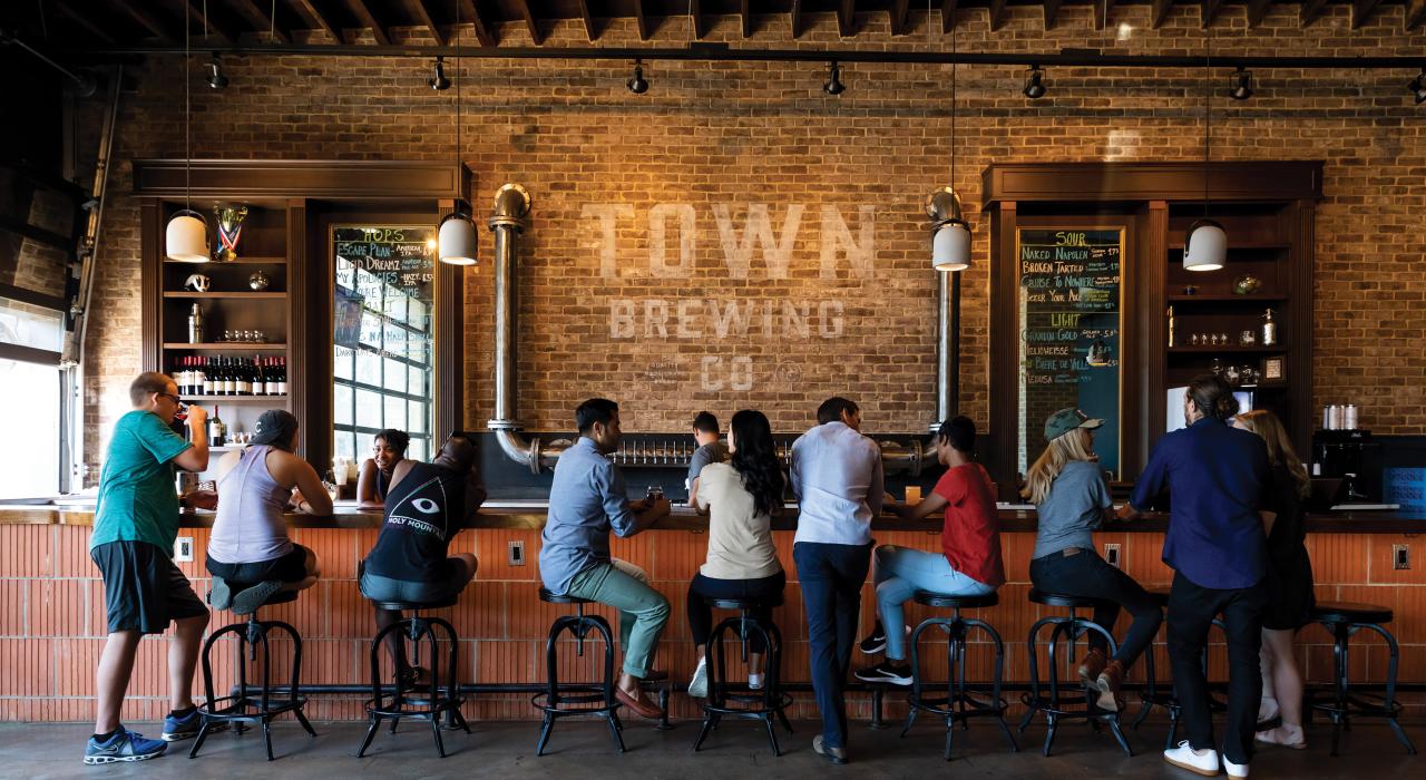 在充满工业风情的 Town Brewing Co. 餐厅品尝手工精酿啤酒 在充满工业风情的 Town Brewing Co. 餐厅品尝手工精酿啤酒