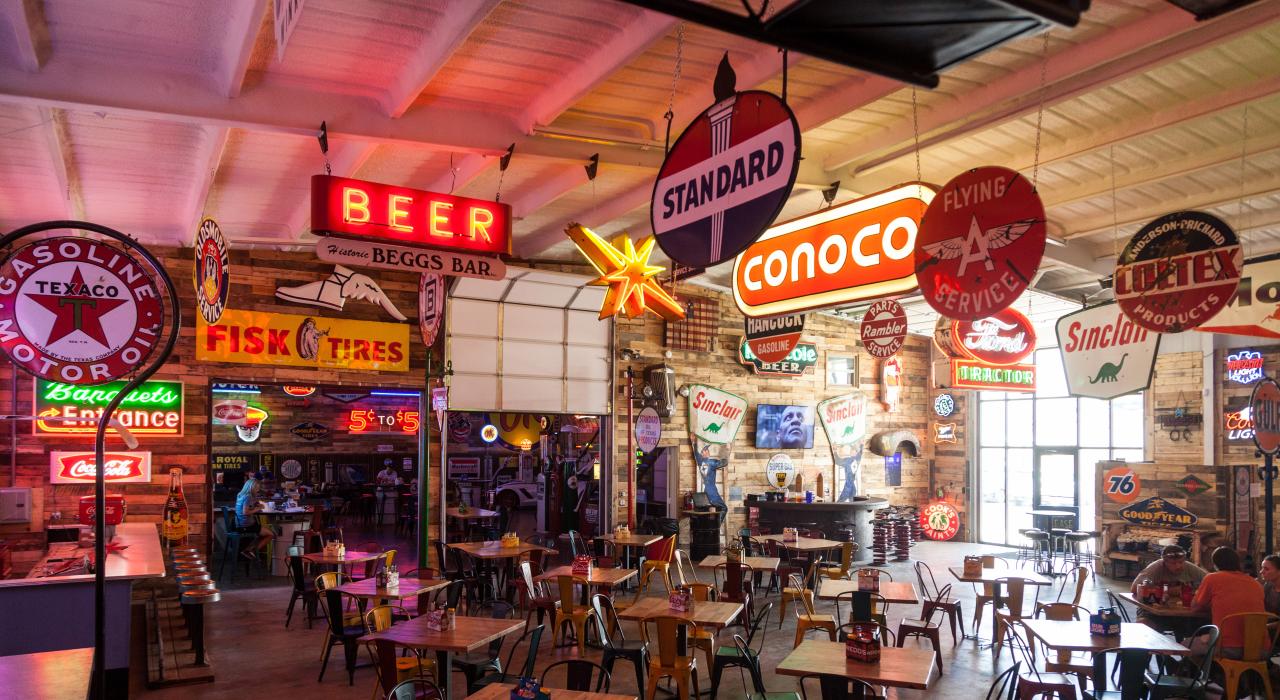 在当地历史悠久的餐饮和音乐场所 Cook's Garage,感受美式怀旧风情 在当地历史悠久的餐饮和音乐场所 Cook's Garage,感受美式怀旧风情