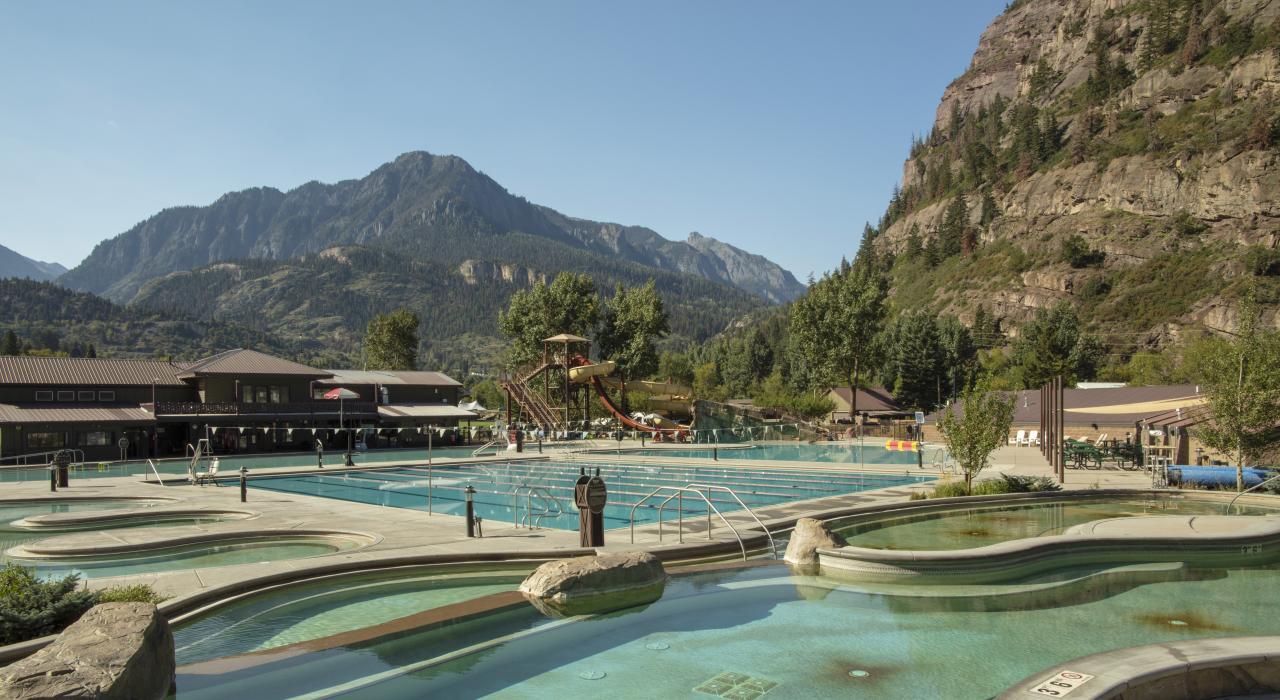 从科罗拉多州乌雷的乌雷温泉池和健身中心眺望圣胡安山脉的壮丽美景 从科罗拉多州乌雷的乌雷温泉池和健身中心眺望圣胡安山脉的壮丽美景