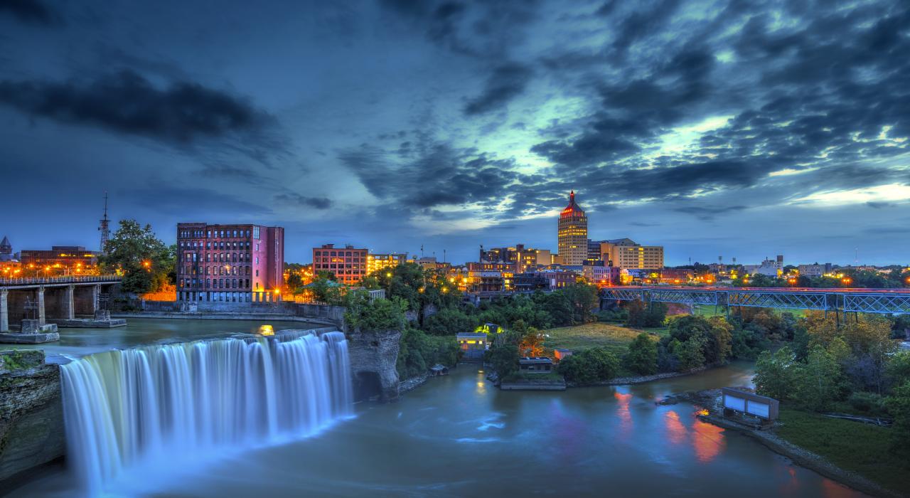 日暮时分，市中心的 High Falls 瀑布