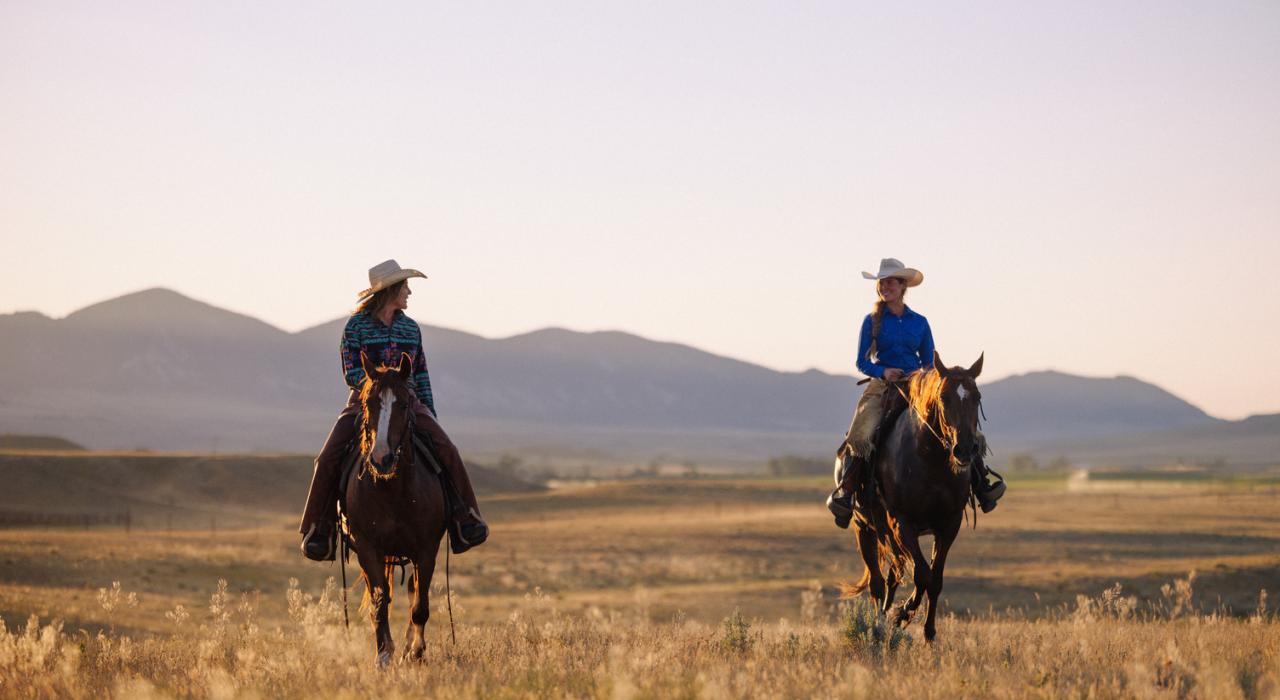 骑马穿越布法罗附近广阔的草原