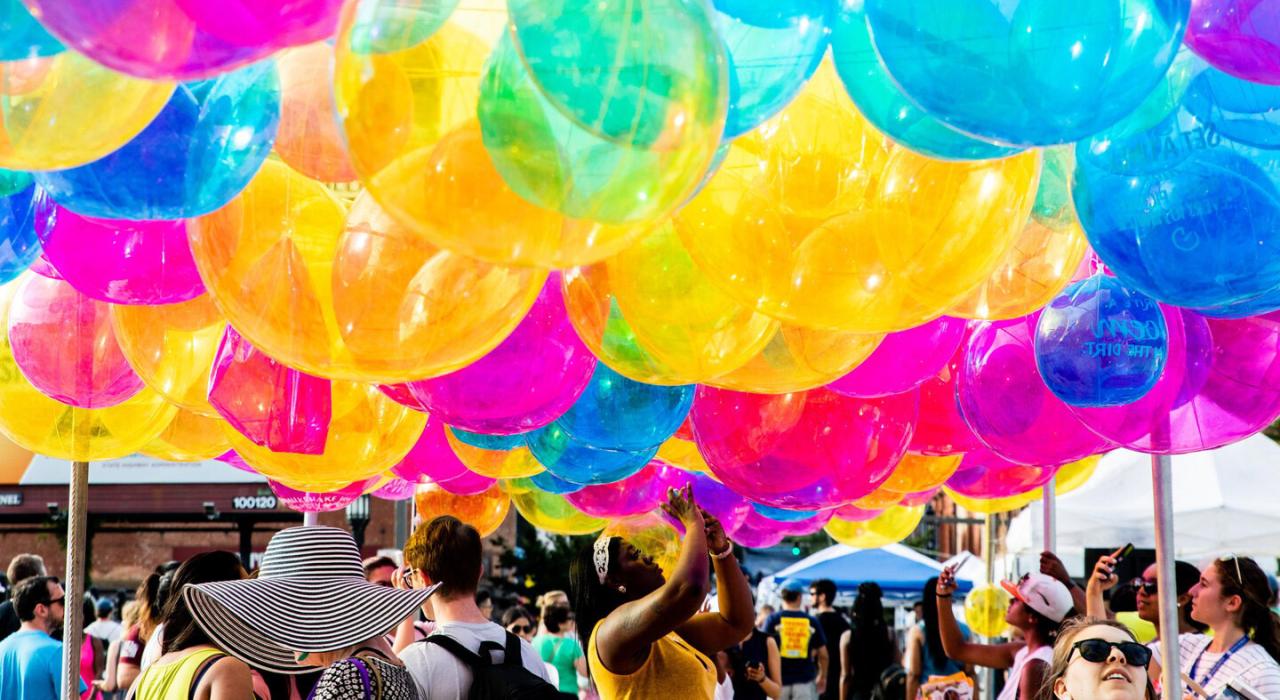 全美最大型免费艺术节 Artscape 期间，五彩缤纷的气球漫天飘荡