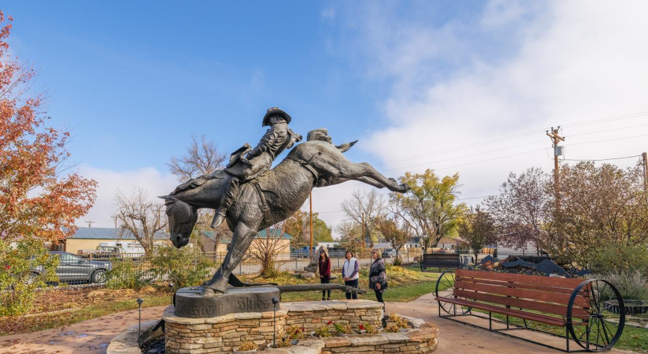 “Good Ride Cowboy”雕塑由 D. 迈克尔·托马斯创作，刻绘的是音乐家、雕塑家和职业牛仔竞技名人堂入选者克里斯·勒杜的形象