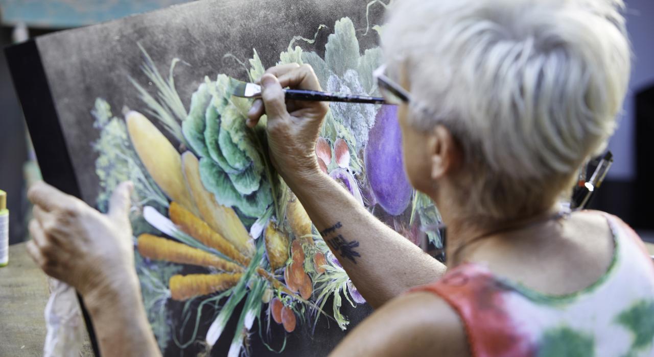 在 Gallery on Market 画廊进行的民间艺术创作