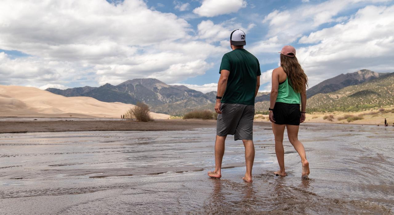 穿越大沙丘国家公园及保护区内的梅达诺溪 穿越大沙丘国家公园及保护区内的梅达诺溪