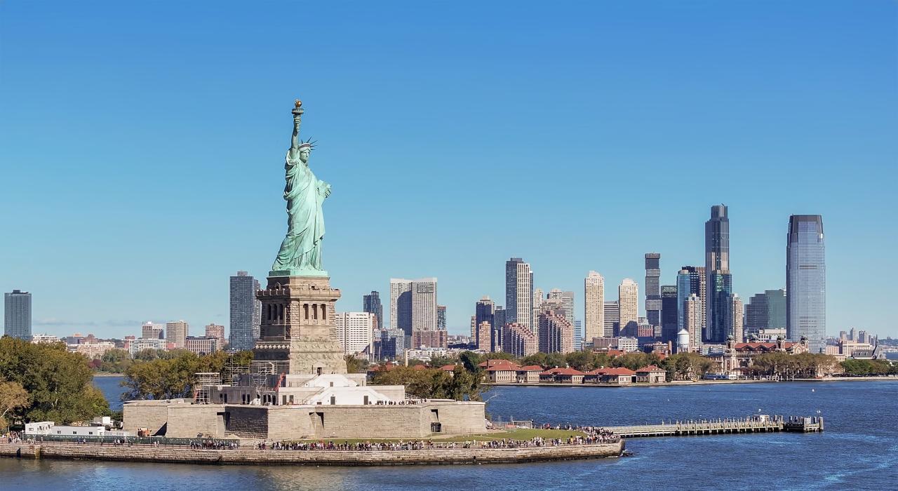 从新泽西州泽西市自由州立公园眺望自由女神像